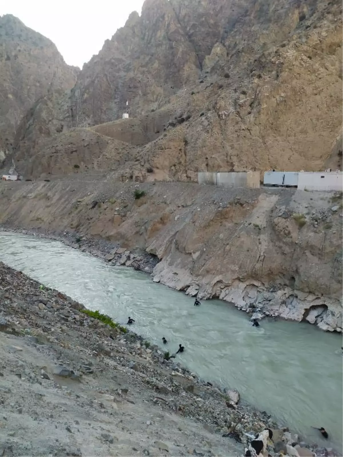 Serinlemek için girdiği nehirde kayboldu