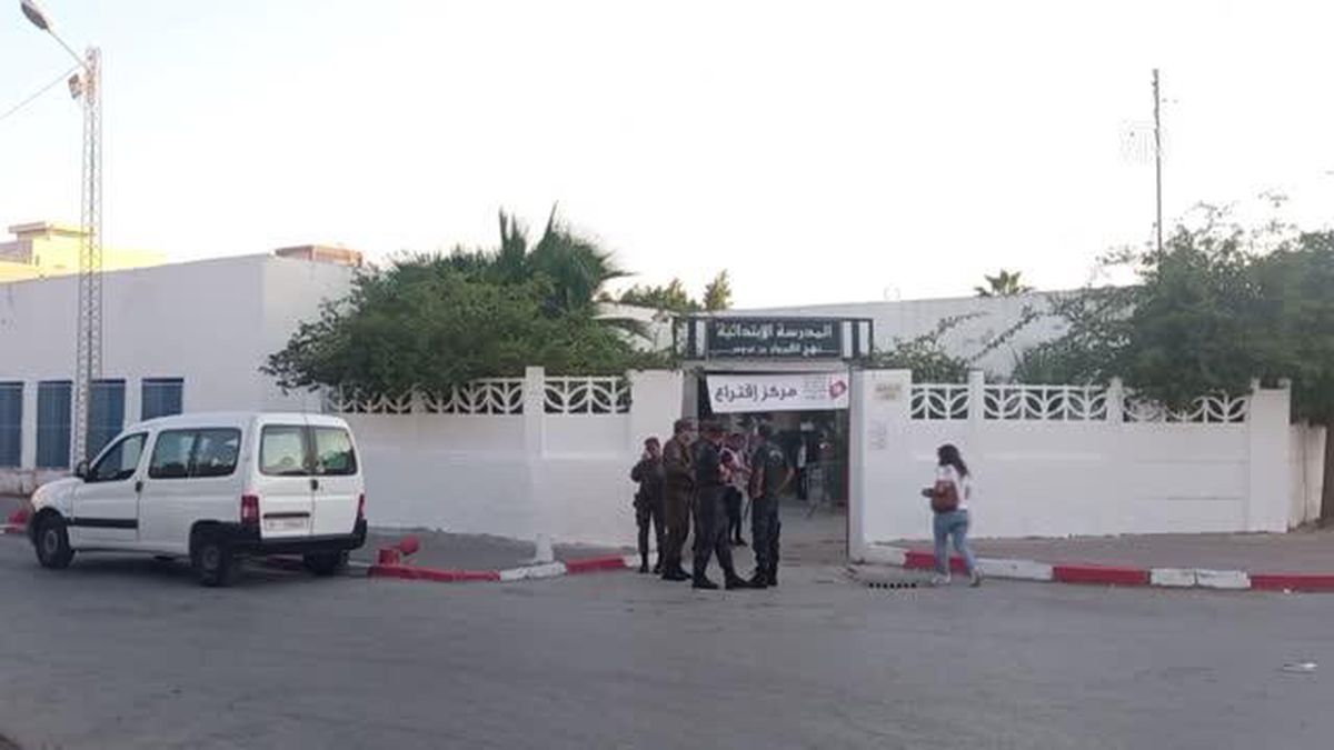 Tunus'ta yeni anayasa için düzenlenen referandumda oy verme işlemi devam ediyor