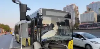 Üsküdar'da İETT otobüsü bariyerlere saplandı