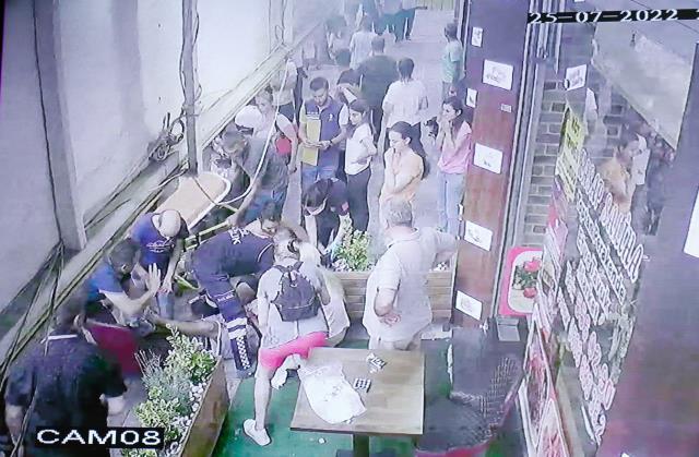 BAHÇELİEVLER'DE DEHŞET; ARKADAŞININ BOĞAZINDAN BIÇAKLADIĞI ATAKAN'A İLK YARDIMI KASAP YAPTI BAHÇELİEVLER'DE DEHŞET; ARKADAŞININ BOĞAZINDAN BIÇAKLADIĞI ATAKAN'A İLK YARDIMI KASAP YAPTI