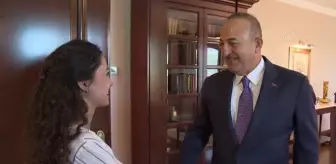 Bakan Çavuşoğlu, Musul'da şehit olan Nihat Akbaş'ın eşi ve kızını kabul etti