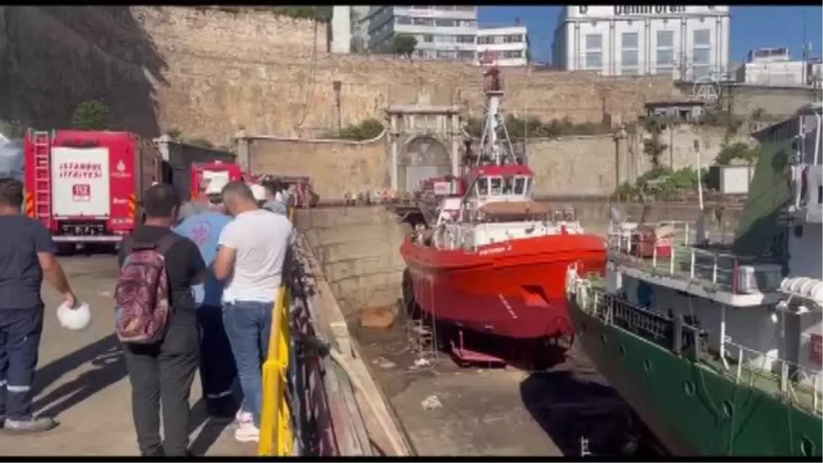 Son dakika haberleri... Beyoğlu'nda tersanedeki römorkörde çıkan yangın söndürüldü
