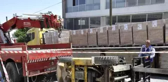 Devrilen forkliftin altında sıkışan operatör yaralandı