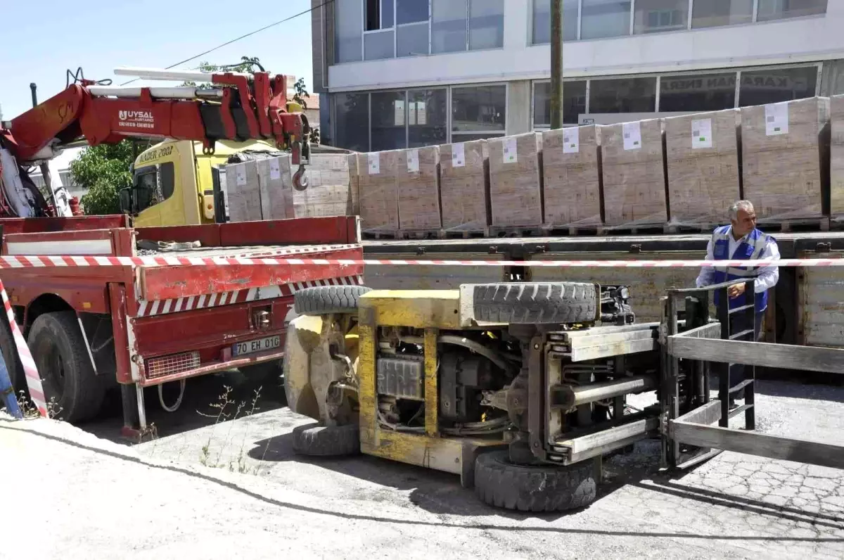 Devrilen forkliftin altında sıkışan operatör yaralandı