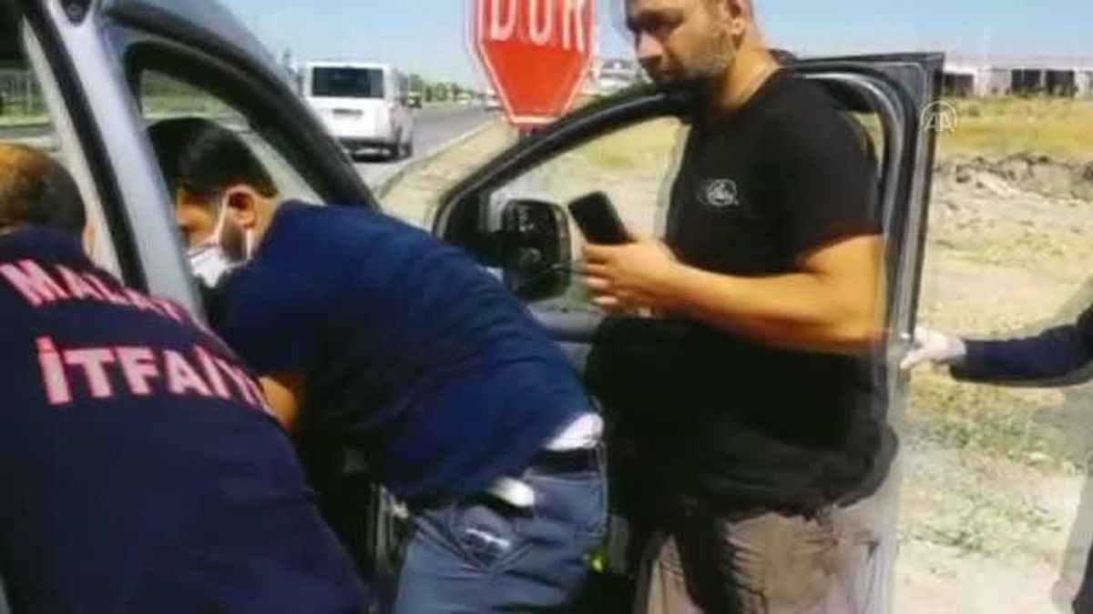Hafif ticari araçla otomobil çarpıştı, sürücüler yaralandı