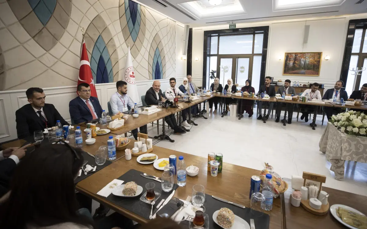 İçişleri Bakanı Soylu, üniversitelerin bölüm birincileri yabancı öğrencilerle görüştü