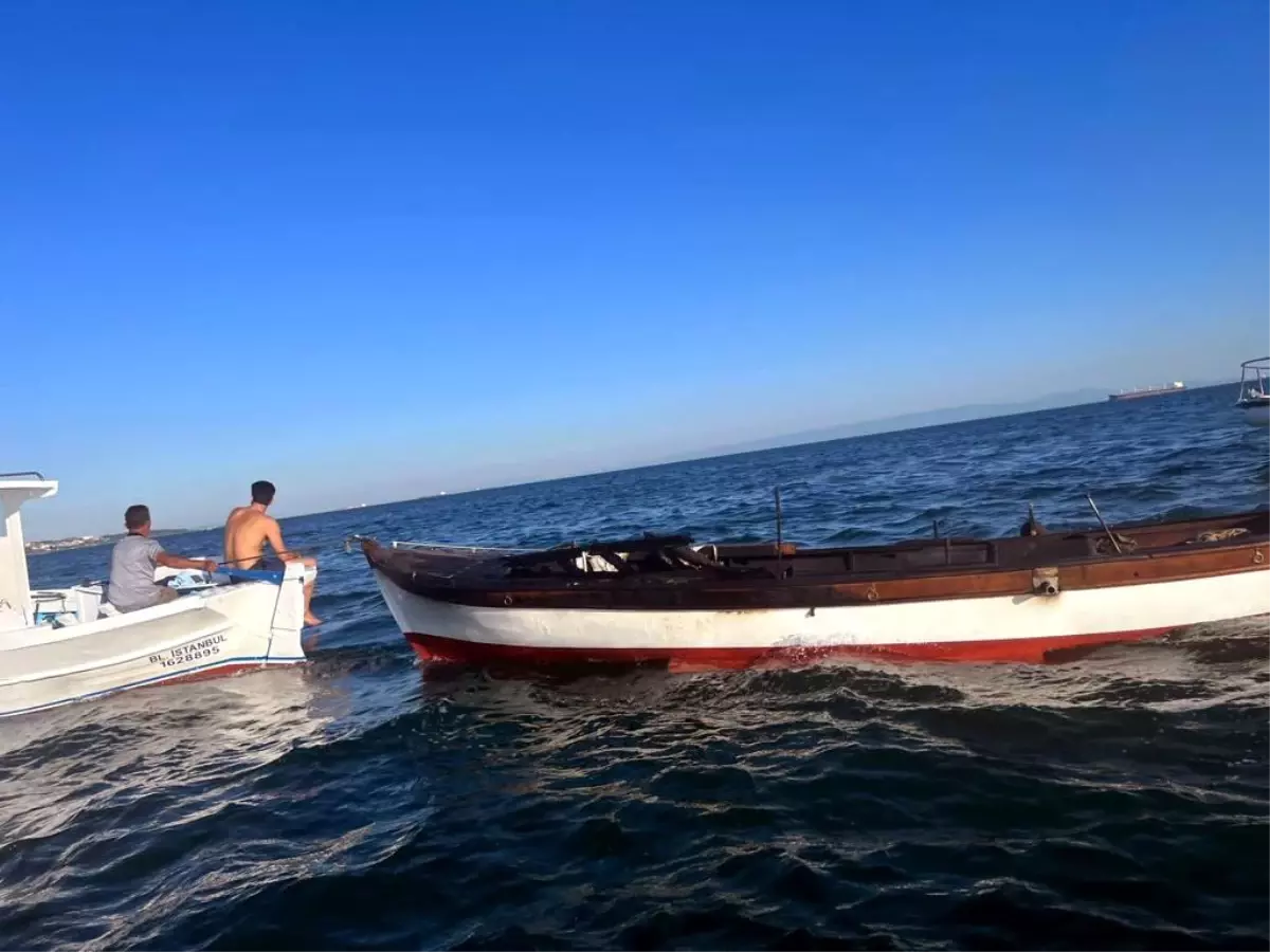 Küçükçekmece sahilde alev alan tekne jet ski ile söndürüldü