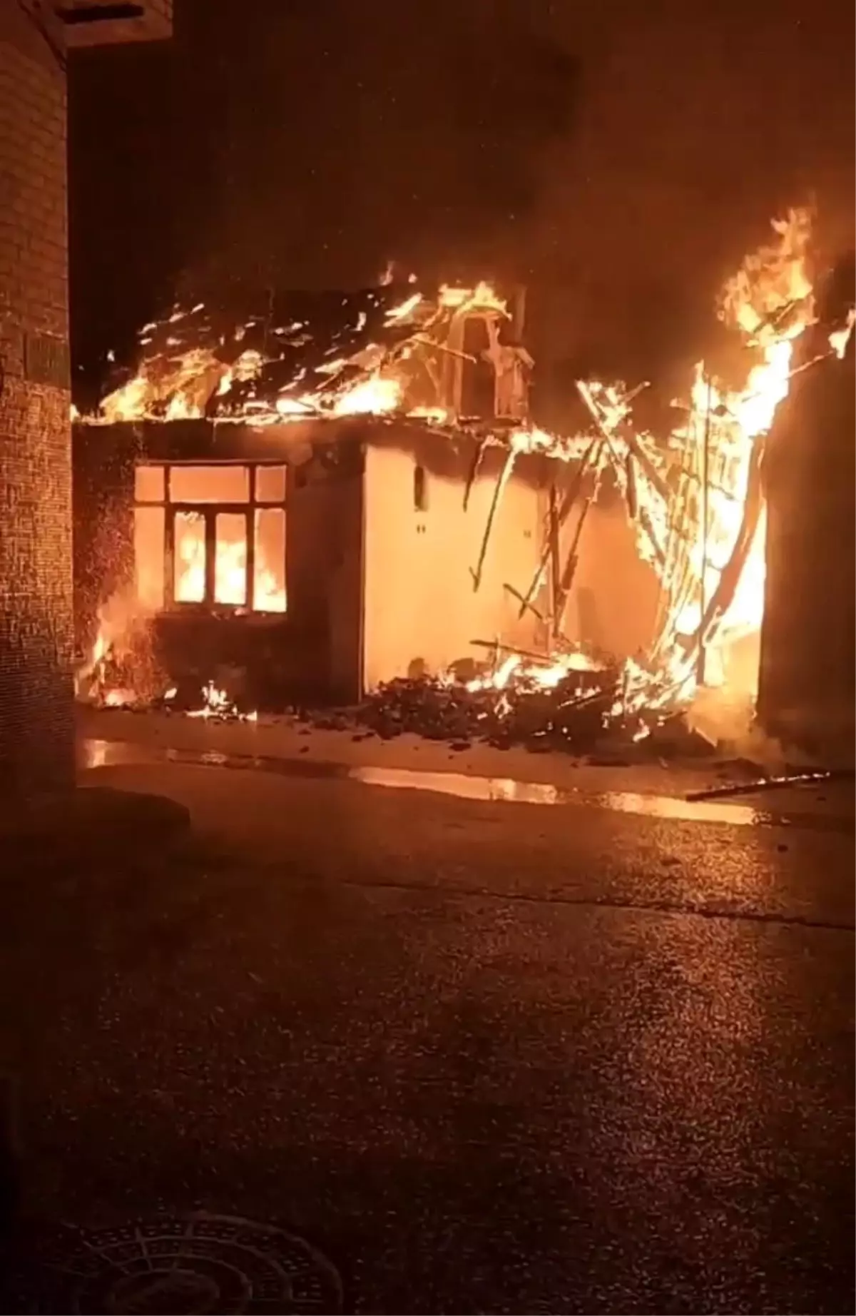Kullanılmayan bina alev alev yandı, mahalleli sokağa döküldü
