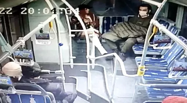Metrobüste 'Taciz edildim' diye bağıran kız, yanındaki şahsı tekme tokat dövdü