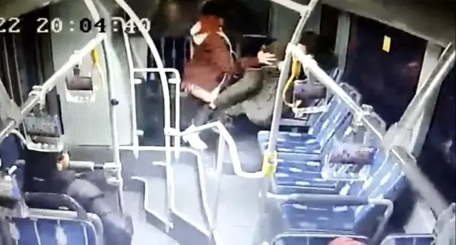 Metrobüste 'Taciz edildim' diye bağıran kız, yanındaki şahsı tekme tokat dövdü