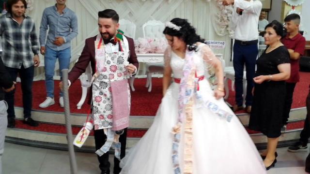 Samsun'daki düğünde damada takılanlar davetlileri kahkahaya boğdu Samsun'daki düğünde damada takılanlar davetlileri kahkahaya boğdu