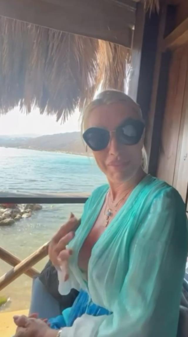 Silikonlarını yenileten Seda Sayan dekoltesiyle şaşı etti