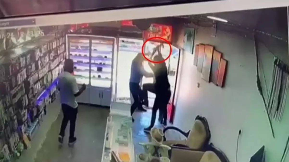 Tarla meselesi yüzünden tartıştığı husumetlisine satırla saldıran şahıs kamerada