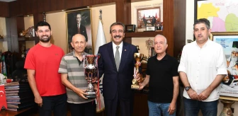Çifte Kupalı Şampiyon, Çukurova Belediye Başkanı Çetin'i Ziyaret Etti