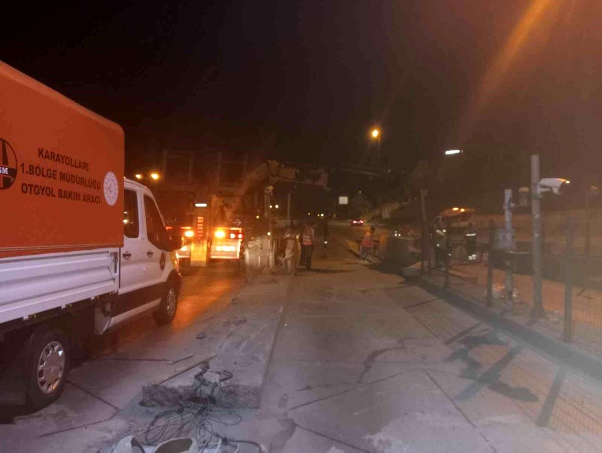 Esenyurt'ta servis minibüsü gişelere çarptı, 1'i ağır 7 kişi yaralandı