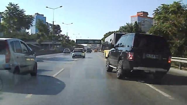 Makas atarak ilerleyen lüks araç sürücüsü, dakikalar sonra kaza yaptı