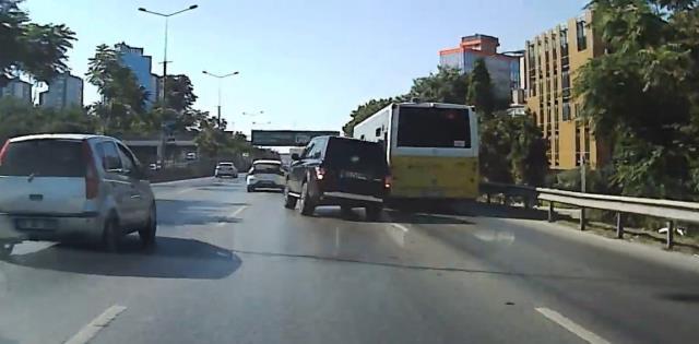 Makas atarak ilerleyen lüks araç sürücüsü, dakikalar sonra kaza yaptı