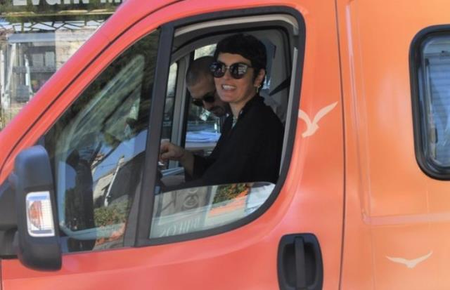 Modaya uyan Ezgi Mola, otel tatili yerine karavan turuna çıktı Modaya uyan Ezgi Mola, otel tatili yerine karavan turuna çıktı