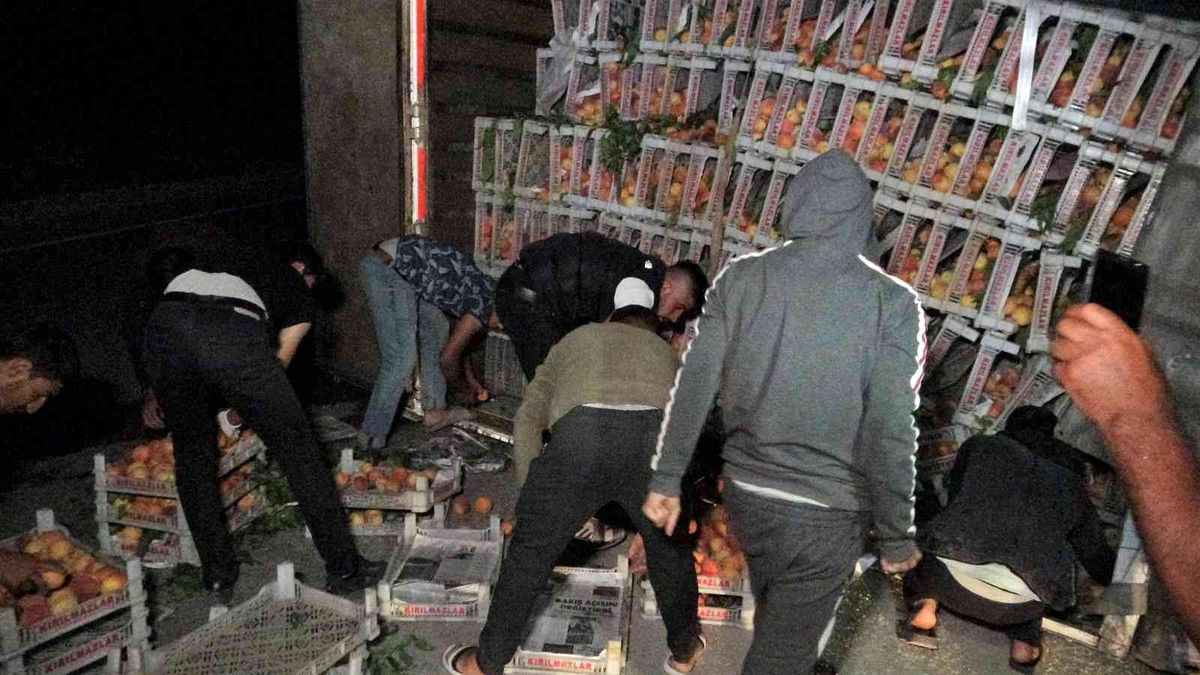 Son Dakika | Şeftali yüklü kamyon devrildi: 1 yaralı