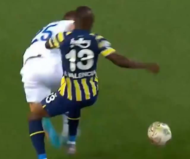 Sen ne yapıyorsun İtalyan! Fenerbahçe-Dinamo Kiev maçına hakemin gol kararı damga vurdu