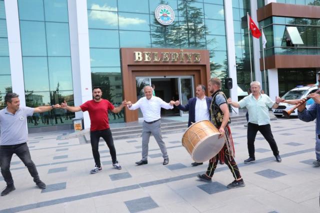 Suluova Belediyesi'nde yüzde 60'lık maaş zammı davul ve zurnalar eşliğinde kutlandı