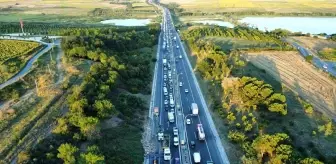 TEM Otoyolu'nda damperi kalkan hafriyat kamyonu yola devrildi