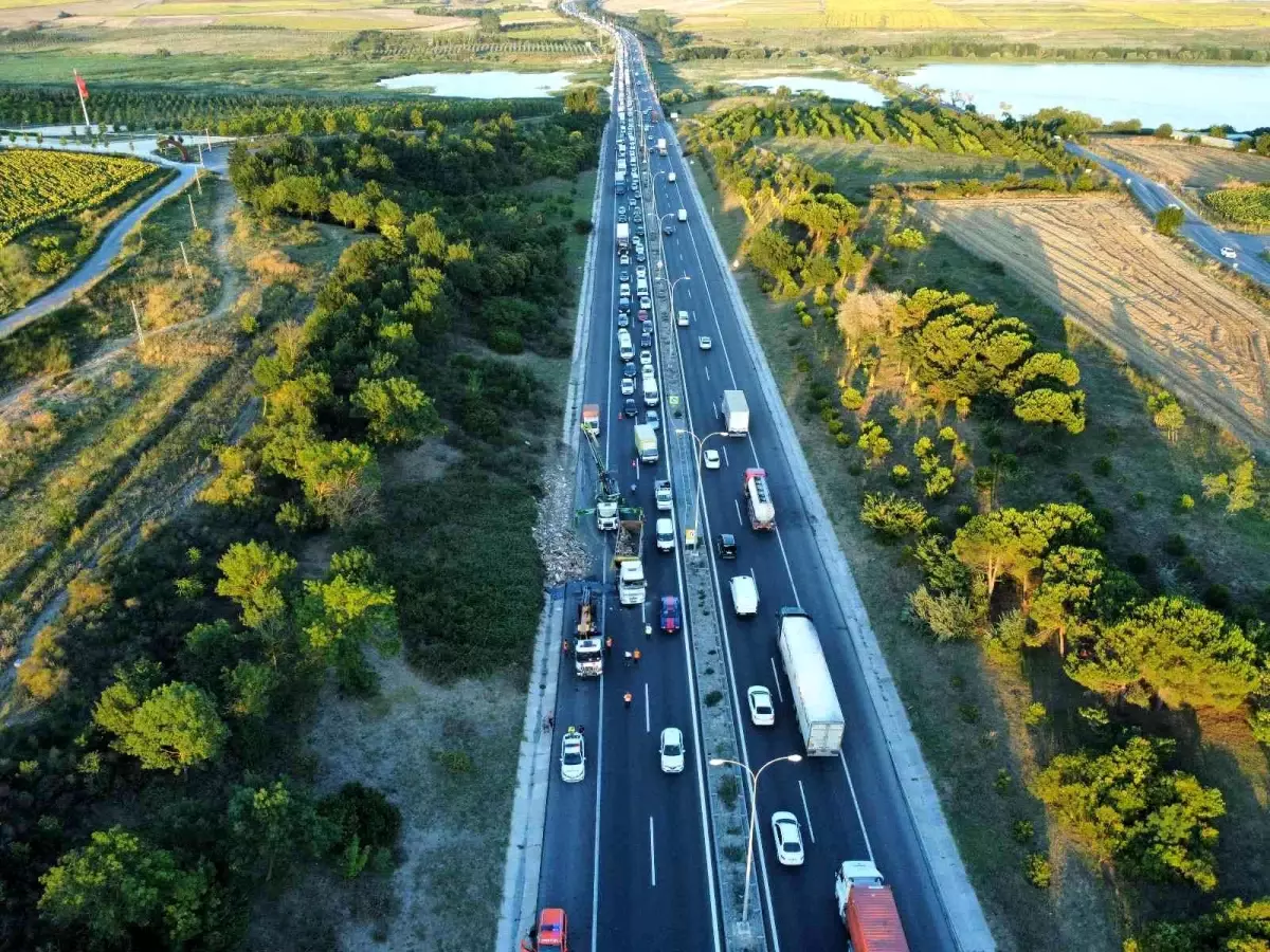 TEM Otoyolu'nda damperi kalkan hafriyat kamyonu yola devrildi