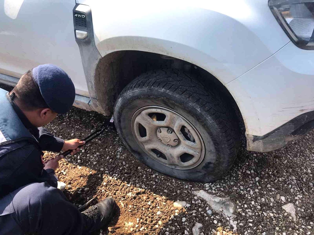Son dakika haberleri... Yolda kalan Çetinkaya ailesinin yardımına jandarma koştu
