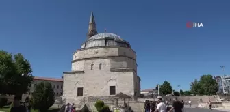 5 asırlık caminin duvarlarında yer alan taşlar, Osmanlı'da toplum ahlakını gözler önüne seriyor