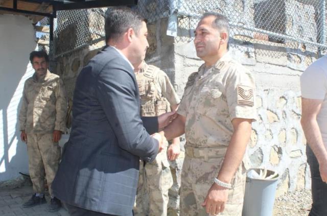 AK Partili il başkanı, ziyarette bulunduğu jandarma karakolunda askeri törenle karşılandı