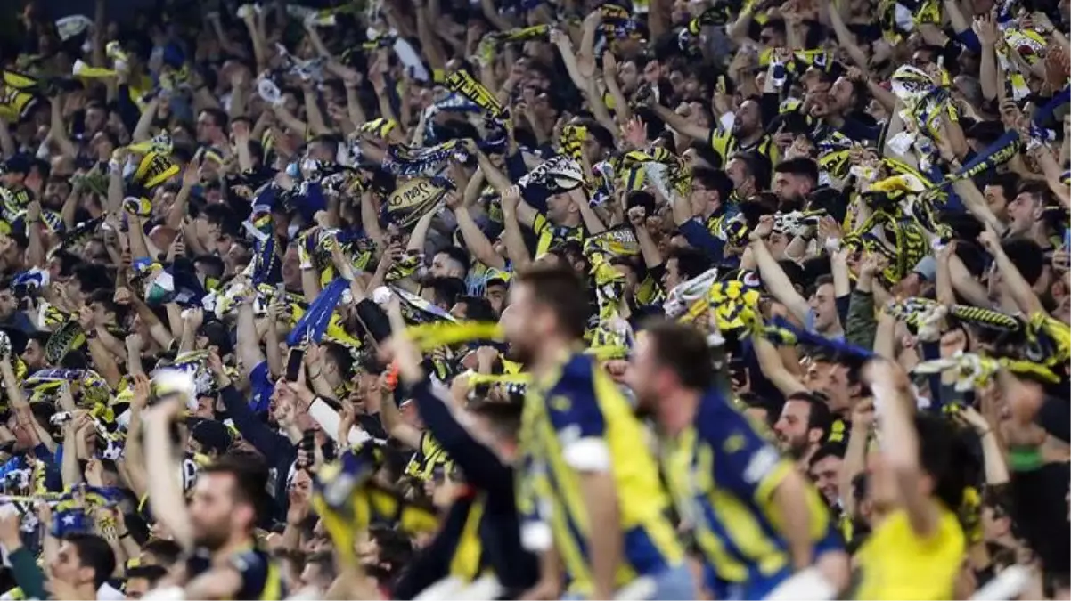Fenerbahçeli taraftarlar Dinamo Kiev'in golü sonrası 'Vladimir Putin' tezahüratı yaptı
