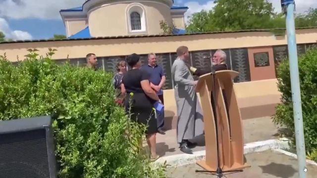 Rus yanlısı rahip cenazede Ukraynalı rahibe haçla saldırdı