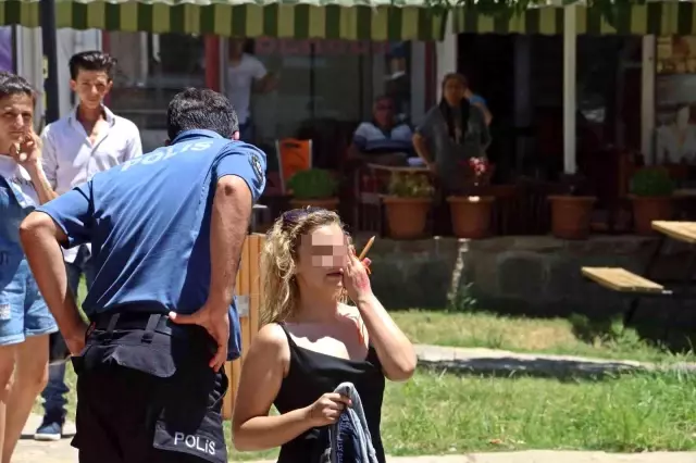 Üzerindeki şortu çıkartıp süs havuzuna girdi, polis hemen harekete geçti