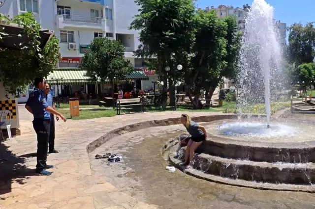 Üzerindeki şortu çıkartıp süs havuzuna girdi, polis hemen harekete geçti