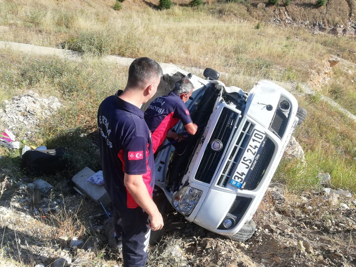 Tokat'ta devrilen hafif ticari araçtaki 3 kişi yaralandı