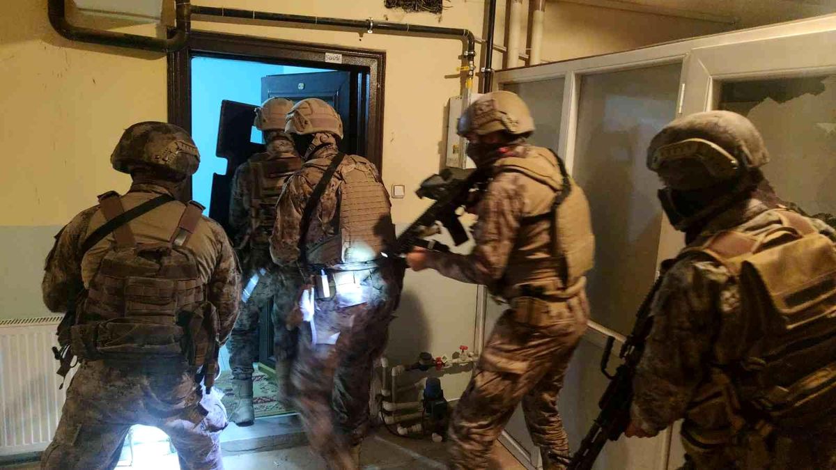 Van'da 1'i çocuk 16 düzensiz göçmen yakalandı