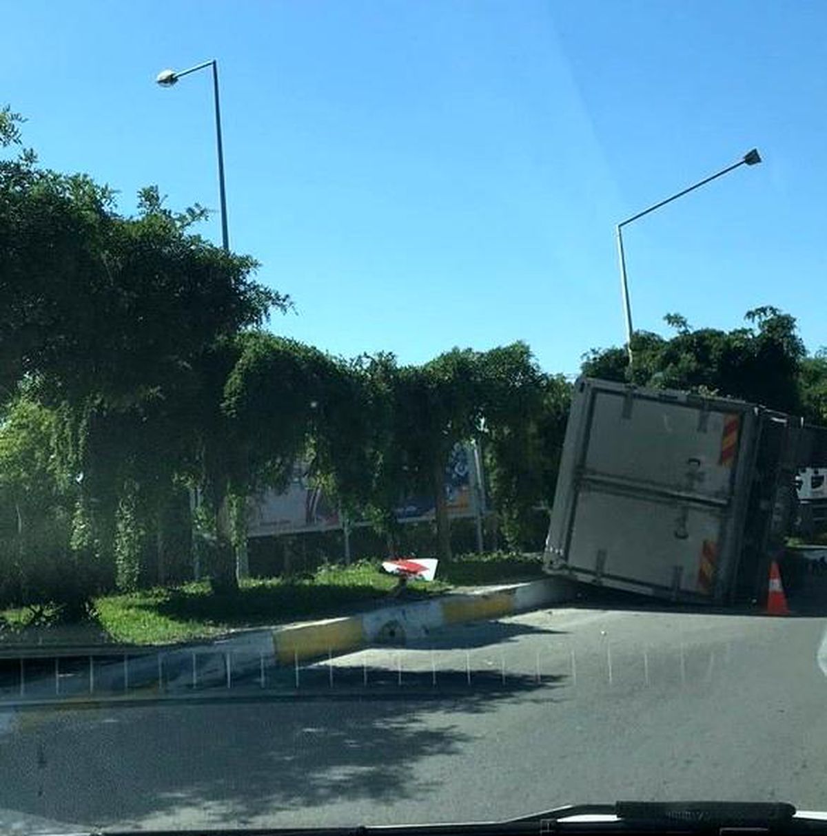 Yalova'da kamyonet devrildi 1 kişi yaralandı