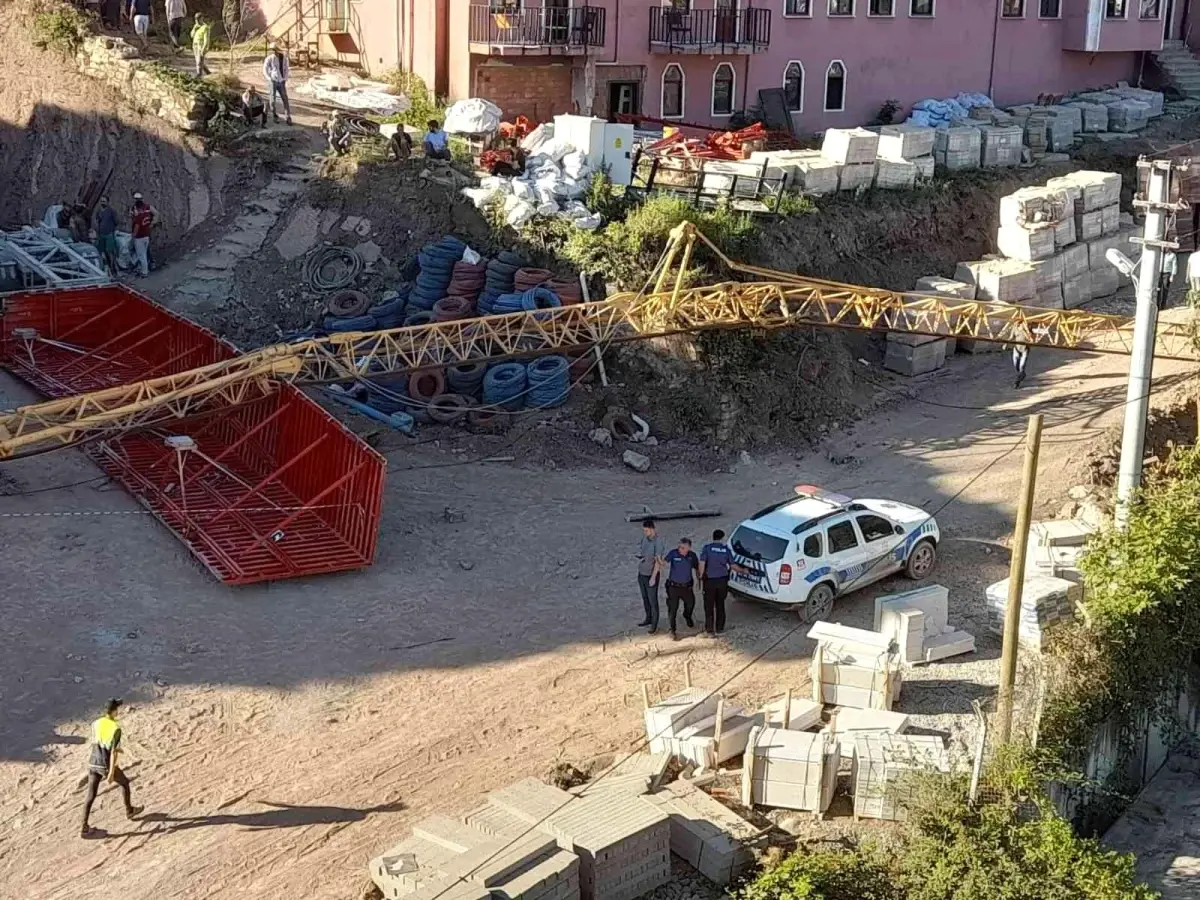Devrilen inşaat vincinin operatörü hayatını kaybetti