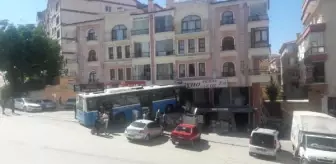 Freni boşalan halk otobüsünün şoförü, yaptığı manevra ile olası faciayı önledi