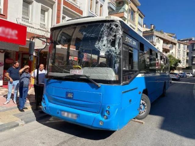 Freni boşalan halk otobüsünün şoförü, yaptığı manevra ile olası faciayı önledi
