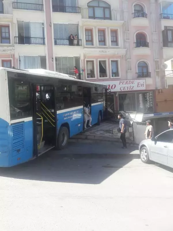 Freni boşalan halk otobüsünün şoförü, yaptığı manevra ile olası faciayı önledi