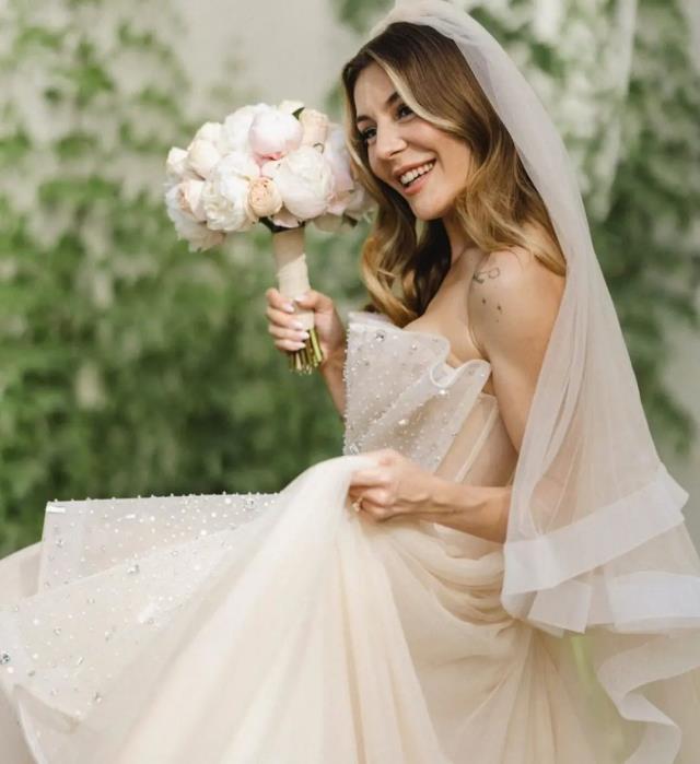 Güzel oyuncu Ege Kökenli, 7 yıllık sevgilisiyle evlendi