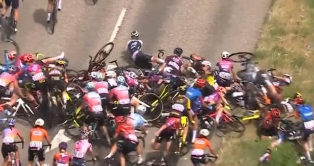 Kadınlar Fransa Bisiklet Turu'na, 50'den fazla sporcunun karıştığı akılalmaz kaza damga vurdu Kadınlar Fransa Bisiklet Turu'na, 50'den fazla sporcunun karıştığı akılalmaz kaza damga vurdu