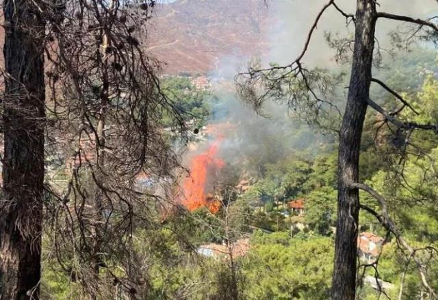 Marmaris'te orman yangını! Alevler otele sıçradı, ortalık cehennem yerine döndü