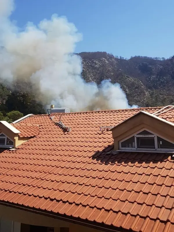 Marmaris'te yerleşim yerinin yakınında orman yangını çıktı