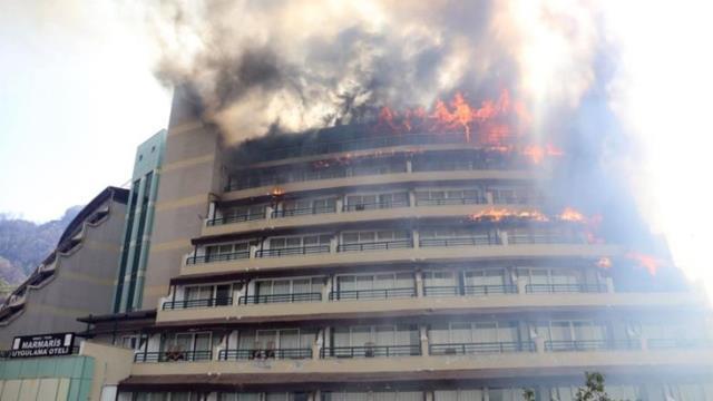 Marmaris'te yerleşim yerlerine sıçrayan yangından ilk görüntüler: Otelimiz yanıyor otelimiz
