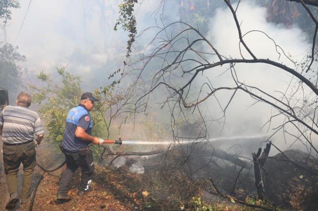 Marmaris'te yüreklere su serpen gelişme! Yerleşim yerlerine sıçrayan orman yangını kontrol altında