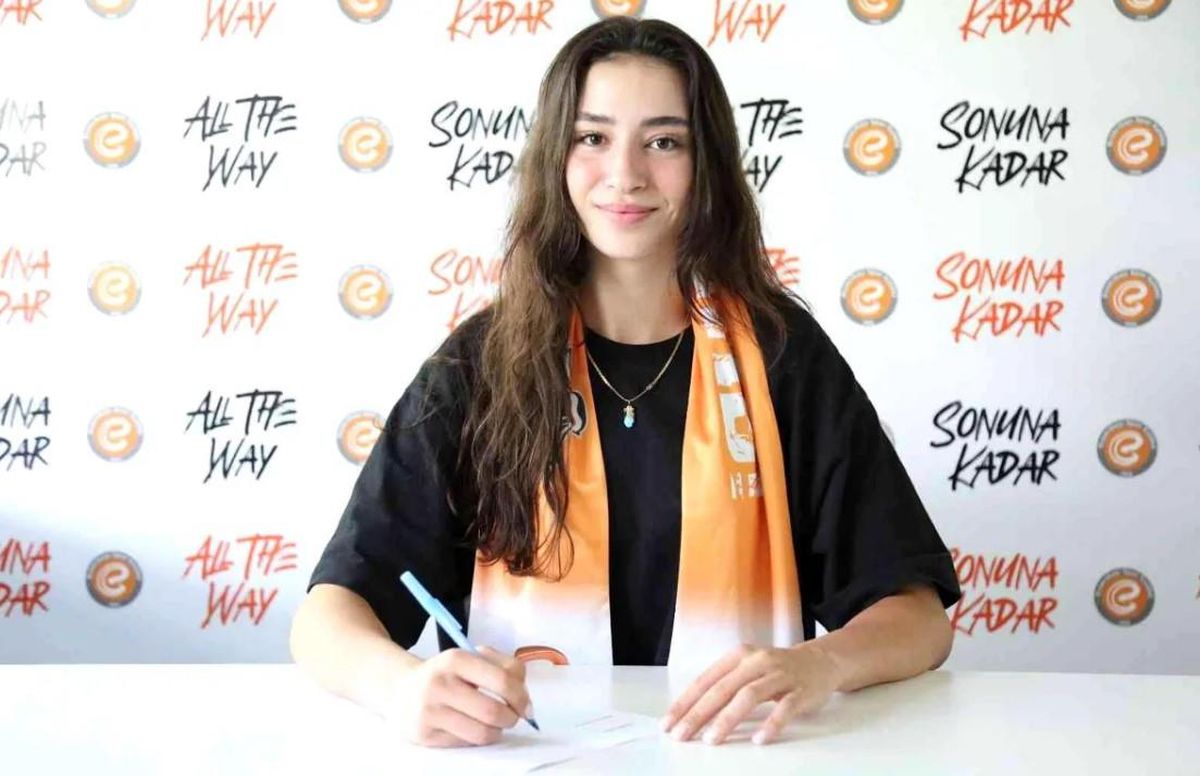 Saliha Şahin kimdir? Kaç yaşında, nereli, hangi takımda oynuyor? Voleybolcu Saliha Şahin'in boyu kaç? Hayatı ve biyografisi!