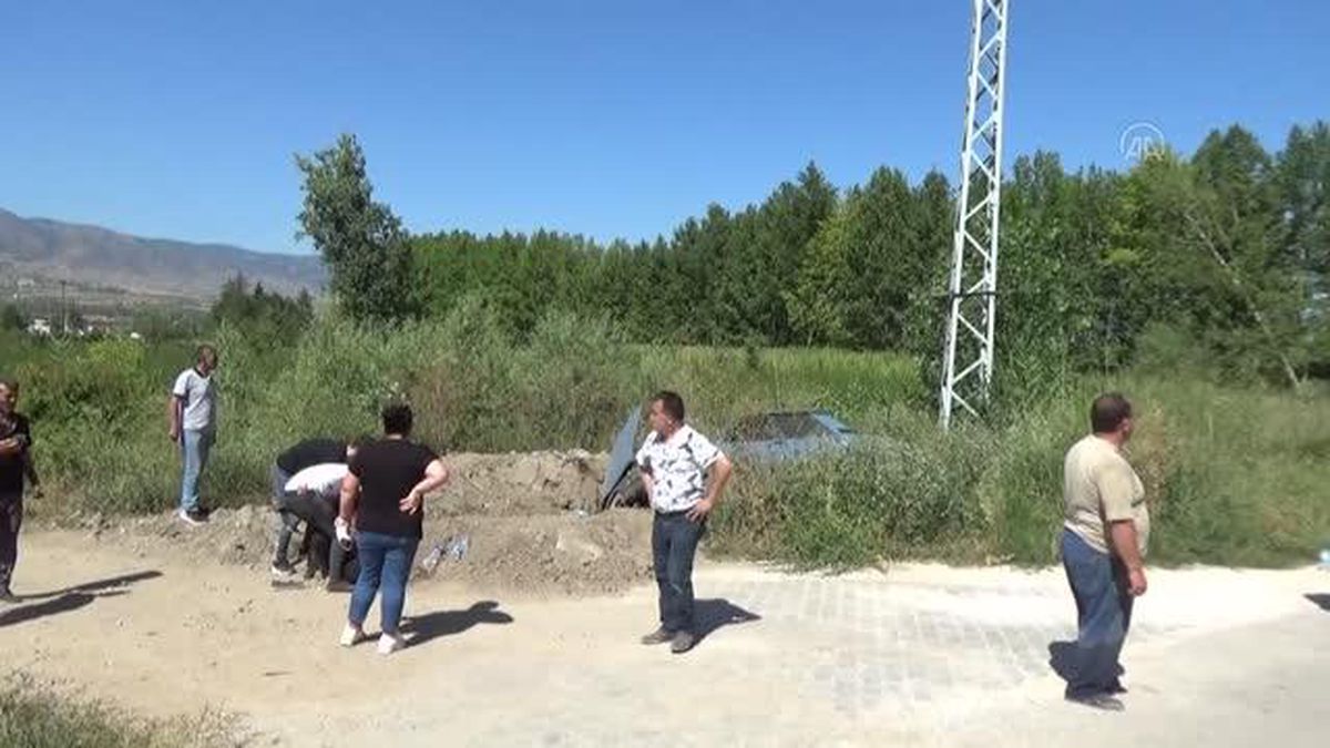 Şarampole devrilen otomobildeki 1'i bebek 3 kişi yaralandı