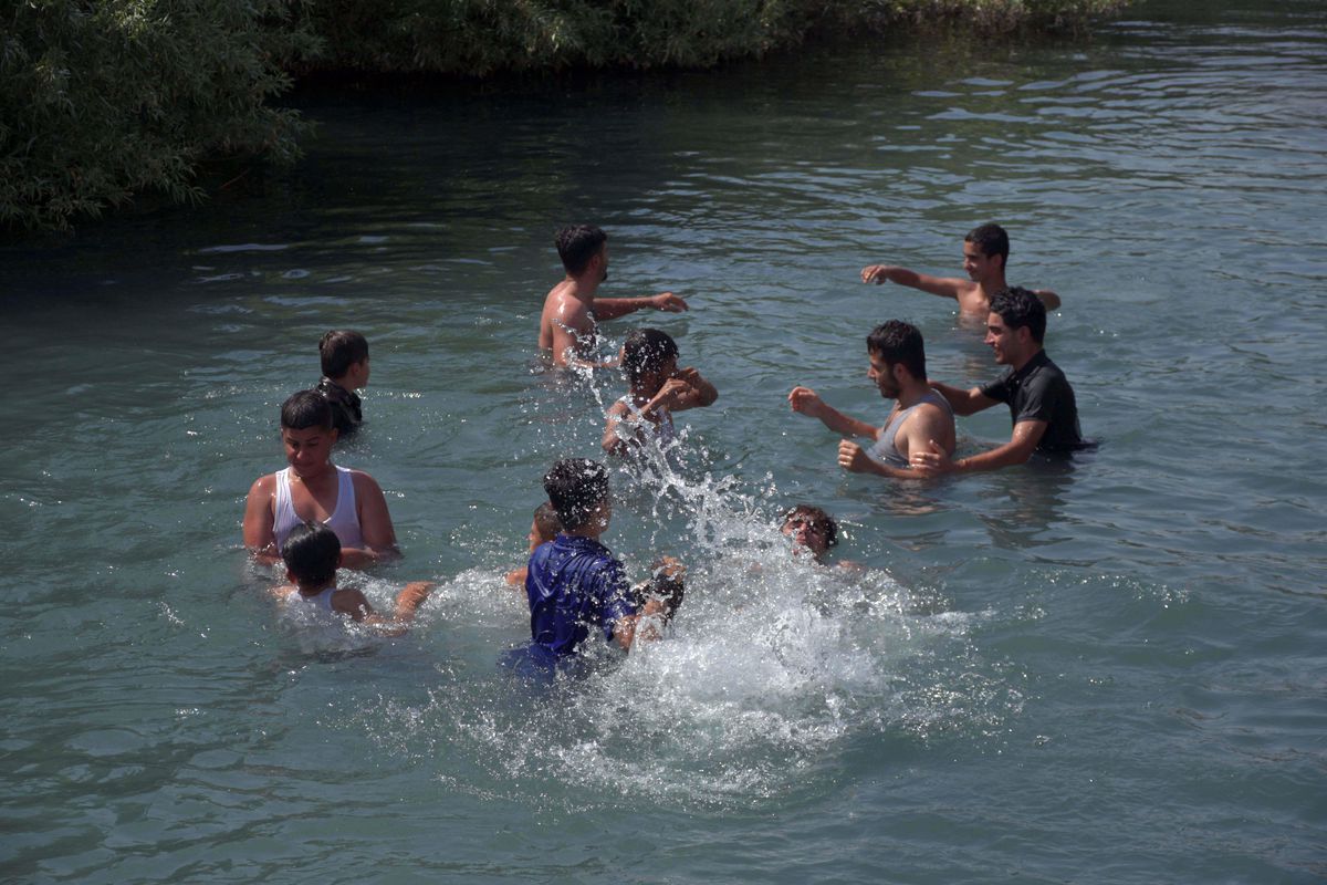 Süleymaniye'de sıcaktan bunalan halk, serinlemek için nehirlere akın ediyor